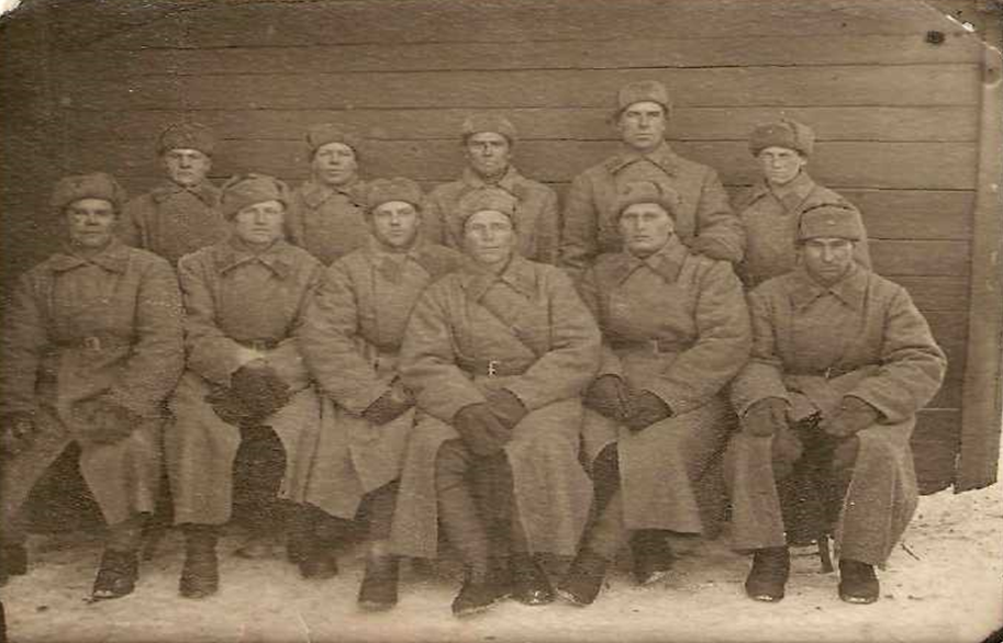 Шашков Петр Андреевич - первый ряд, третий слева.